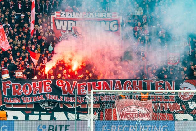 Fussball, Saison 2025 2026, 3. Liga, Stadion an der Hafenstraße Essen, 19. Spieltag, Rot-Weiss Essen - SSV Ulm 1846 Fußball, 20.12.2025 20.12.2025, Fussball, Saison 2025 2026, 3. Liga, Stadion an der Hafenstraße Essen, 19. Spieltag, Rot-Weiss Essen - SSV Ulm 1846 Fußball, Fans Rot-Weiss Essen im Heimblock Fanblock Foto: Lucca Fundel Essen Stadion an der Hafenstraße Nordrheinwestfalen Deutschland