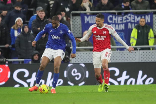 Everton v Arsenal, Premier League Beto of Everton and William Saliba of Arsenal during the Premier League match between Everton and Arsenal at Hill Dickinson Stadium, Liverpool, England on 20 December 2025. Liverpool Hill Dickinson Stadium Merseyside UK Editorial use only DataCo restrictions apply See www.football-dataco.com , Copyright: xAlunxRobertsx PSI-23456-0074