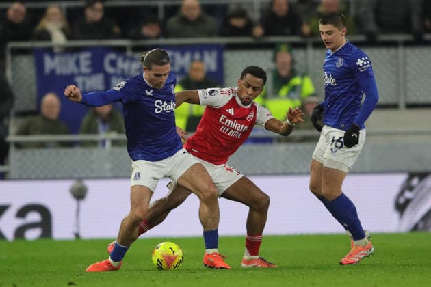Everton v Arsenal, Premier League Jack Grealish of Everton and Jurrien Timber of Arsenal during the Premier League match between Everton and Arsenal at Hill Dickinson Stadium, Liverpool, England on 20 December 2025. Liverpool Hill Dickinson Stadium Merseyside UK Editorial use only DataCo restrictions apply See www.football-dataco.com , Copyright: xAlunxRobertsx PSI-23456-0085