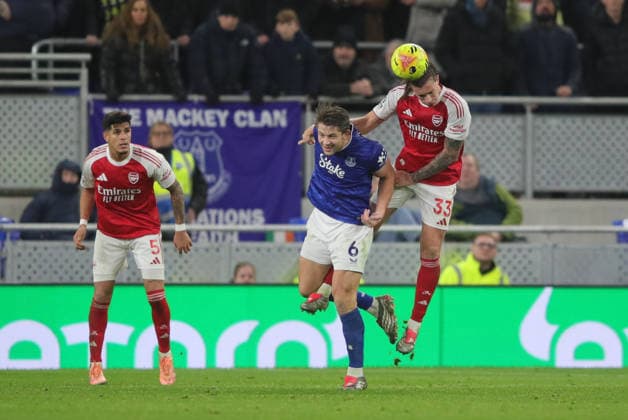 Everton v Arsenal, Premier League Riccardo Calafiori of Arsenal and James Tarkowski of Everton during the Premier League match between Everton and Arsenal at Hill Dickinson Stadium, Liverpool, England on 20 December 2025. Liverpool Hill Dickinson Stadium Merseyside UK Editorial use only DataCo restrictions apply See www.football-dataco.com , Copyright: xAlunxRobertsx PSI-23456-0095
