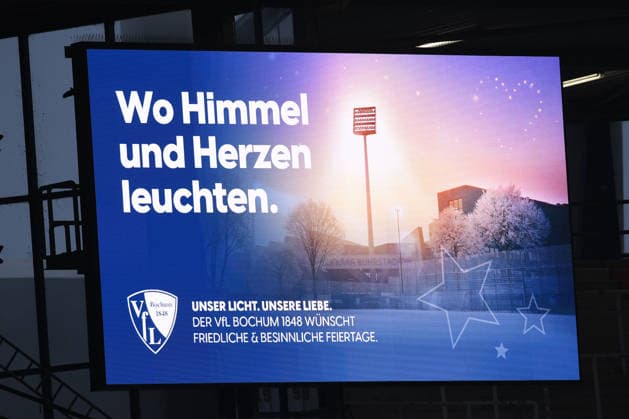 Fußball 2. Bundesliga 17. Spieltag VfL Bochum - Karlsruher SC am 20.12.2025 im Vonovia Ruhrstadion in Bochum Auf der Anzeigetafel im Vonovia Ruhrstadion wünscht der VfL Bochum allen Besuchern friedliches & besinnliche Feiertage DFL regulations prohibit any use of photographs as image sequences and or quasi-video.