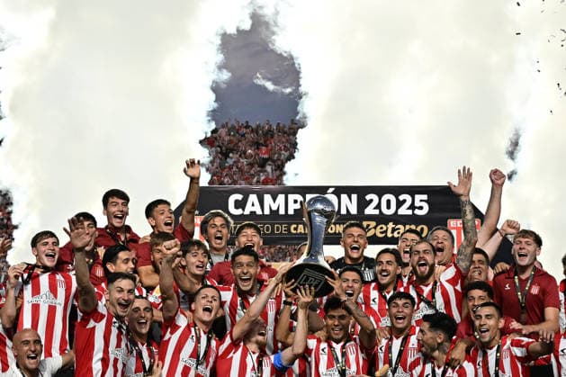 Trofeo de Campeones de Superliga - Platense Vs Estudiantes SAN NICOLAS, BUENOS AIRES - DECEMBER 20: players celebrate with the trophy after win the Trofeo de Campeones de Superliga match between Estudiantes Vs Platense at Estadio Unico de San Nicolas on December 20, 2025 in San Nicolas Buenos Aires. San Nicolas Estadio Unico San Nicolas Buenos Aires Argentina Copyright: xIMAGOx xPhotoCero5x xLucianoxBisbalx