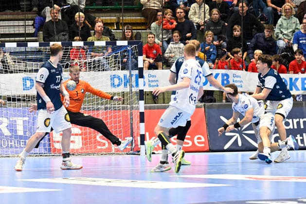 DAIKIN 1.Handball - Bundesliga - 25 26 - 18. Spieltag: Bergischer HC - TBV Lemgo Lippe am 20.12.2025 in der Uni-Halle in Wuppertal Lukas Hutecek ( 2 TBV Lemgo) trifft gegen Torhüter Christian Rudek ( 1 Bergischer HC)
