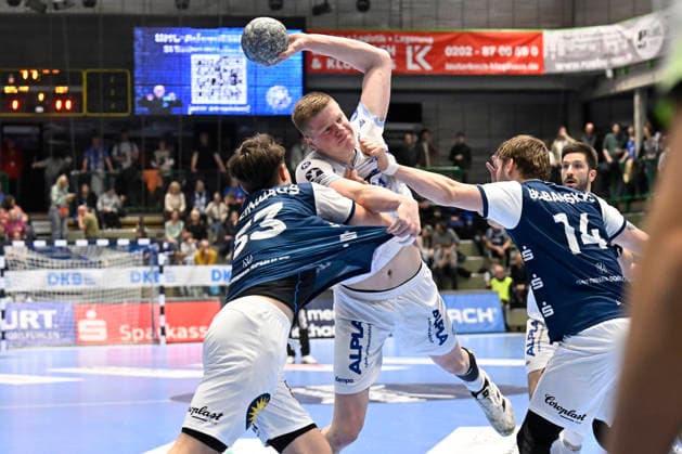 DAIKIN 1.Handball - Bundesliga - 25 26 - 18. Spieltag: Bergischer HC - TBV Lemgo Lippe am 20.12.2025 in der Uni-Halle in Wuppertal Niels Versteijnen ( 25 TBV Lemgo) gegen Gerdas Babarkas ( 14 Bergischer HC) und Sören Steinhaus ( 53 Bergischer HC)