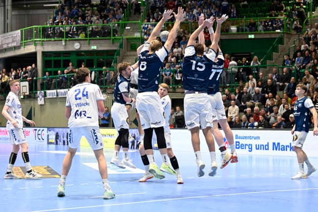 DAIKIN 1.Handball - Bundesliga - 25 26 - 18. Spieltag: Bergischer HC - TBV Lemgo Lippe am 20.12.2025 in der Uni-Halle in Wuppertal Lukas Hutecek ( 2 TBV Lemgo) Wurf wird von der BHC Mauer geblockt