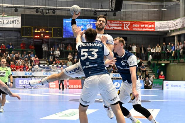 DAIKIN 1.Handball - Bundesliga - 25 26 - 18. Spieltag: Bergischer HC - TBV Lemgo Lippe am 20.12.2025 in der Uni-Halle in Wuppertal Soeren Servos ( 6 Bergischer HC)) und Sören Steinhaus ( 53 Bergischer HC) gegen Tim Suton ( 23 TBV Lemgo)