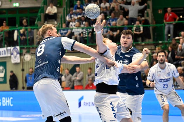 DAIKIN 1.Handball - Bundesliga - 25 26 - 18. Spieltag: Bergischer HC - TBV Lemgo Lippe am 20.12.2025 in der Uni-Halle in Wuppertal Nico Schöttle ( 8 Bergischer HC) und Aron Seesing ( 49 Bergischer HC) gegen Lukas Hutecek ( 2 TBV Lemgo)