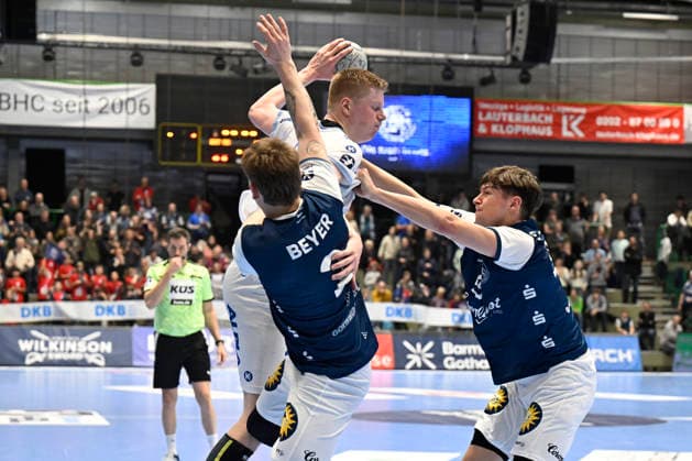 DAIKIN 1.Handball - Bundesliga - 25 26 - 18. Spieltag: Bergischer HC - TBV Lemgo Lippe am 20.12.2025 in der Uni-Halle in Wuppertal Sören Steinhaus ( 53 Bergischer HC) und Noah Beyer ( 2 Bergischer HC) gegen Niels Versteijnen ( 25 TBV Lemgo)