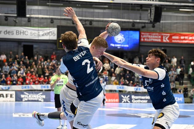 DAIKIN 1.Handball - Bundesliga - 25 26 - 18. Spieltag: Bergischer HC - TBV Lemgo Lippe am 20.12.2025 in der Uni-Halle in Wuppertal Sören Steinhaus ( 53 Bergischer HC) und Noah Beyer ( 2 Bergischer HC) gegen Niels Versteijnen ( 25 TBV Lemgo)