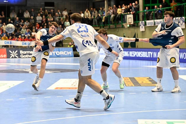 DAIKIN 1.Handball - Bundesliga - 25 26 - 18. Spieltag: Bergischer HC - TBV Lemgo Lippe am 20.12.2025 in der Uni-Halle in Wuppertal Sören Steinhaus ( 53 Bergischer HC) mit einem Pass, neben im zupft Leve Carstensen ( 21 TBV Lemgo) am Trikot von Aron Seesing ( 49 Bergischer HC)