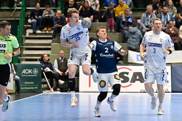 DAIKIN 1.Handball - Bundesliga - 25 26 - 18. Spieltag: Bergischer HC - TBV Lemgo Lippe am 20.12.2025 in der Uni-Halle in Wuppertal Jarnes Faust ( 35 TBV Lemgo) gegen Noah Beyer ( 2 Bergischer HC) und Nicolai Theilinger ( 3 TBV Lemgo) daneben