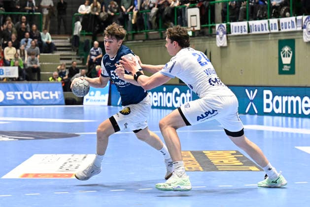 DAIKIN 1.Handball - Bundesliga - 25 26 - 18. Spieltag: Bergischer HC - TBV Lemgo Lippe am 20.12.2025 in der Uni-Halle in Wuppertal Joel Willecke ( 24 TBV Lemgo) gegen Sören Steinhaus ( 53 Bergischer HC)