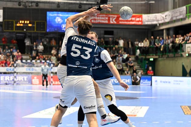 DAIKIN 1.Handball - Bundesliga - 25 26 - 18. Spieltag: Bergischer HC - TBV Lemgo Lippe am 20.12.2025 in der Uni-Halle in Wuppertal Soeren Servos ( 6 Bergischer HC)) und Sören Steinhaus ( 53 Bergischer HC) gegen Tim Suton ( 23 TBV Lemgo)