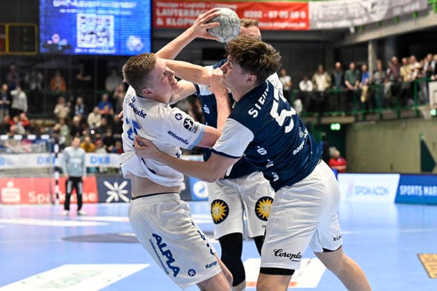 DAIKIN 1.Handball - Bundesliga - 25 26 - 18. Spieltag: Bergischer HC - TBV Lemgo Lippe am 20.12.2025 in der Uni-Halle in Wuppertal Sören Steinhaus ( 53 Bergischer HC) stoppt Lukas Hutecek ( 2 TBV Lemgo)