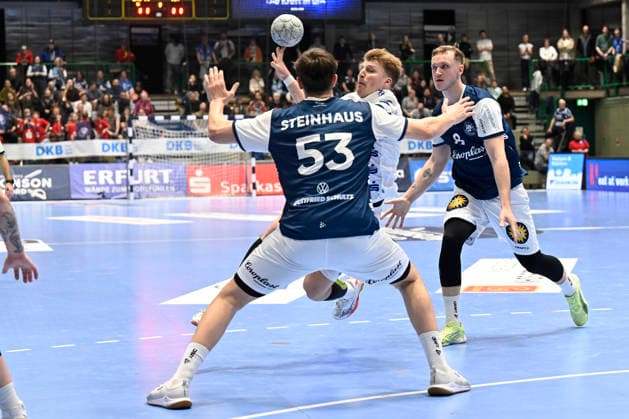 DAIKIN 1.Handball - Bundesliga - 25 26 - 18. Spieltag: Bergischer HC - TBV Lemgo Lippe am 20.12.2025 in der Uni-Halle in Wuppertal Nico Schöttle ( 8 Bergischer HC) und Sören Steinhaus ( 53 Bergischer HC) gegen Lukas Hutecek ( 2 TBV Lemgo)