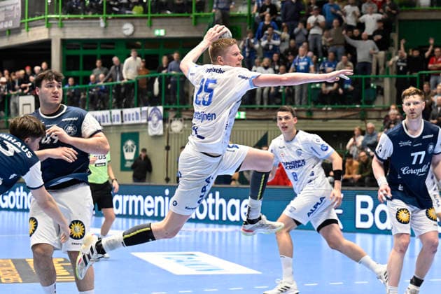 DAIKIN 1.Handball - Bundesliga - 25 26 - 18. Spieltag: Bergischer HC - TBV Lemgo Lippe am 20.12.2025 in der Uni-Halle in Wuppertal Sprungwurf von Niels Versteijnen ( 25 TBV Lemgo)