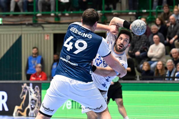 DAIKIN 1.Handball - Bundesliga - 25 26 - 18. Spieltag: Bergischer HC - TBV Lemgo Lippe am 20.12.2025 in der Uni-Halle in Wuppertal Tim Suton ( 23 TBV Lemgo) gegen Aron Seesing ( 49 Bergischer HC)