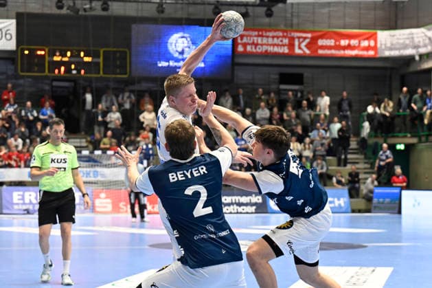 DAIKIN 1.Handball - Bundesliga - 25 26 - 18. Spieltag: Bergischer HC - TBV Lemgo Lippe am 20.12.2025 in der Uni-Halle in Wuppertal Sören Steinhaus ( 53 Bergischer HC) und Noah Beyer ( 2 Bergischer HC) gegen Niels Versteijnen ( 25 TBV Lemgo)