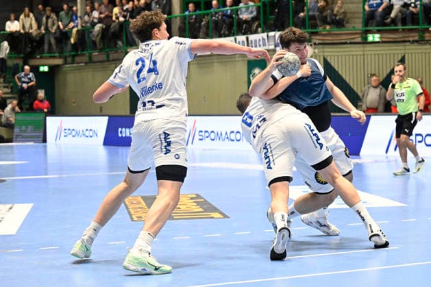 DAIKIN 1.Handball - Bundesliga - 25 26 - 18. Spieltag: Bergischer HC - TBV Lemgo Lippe am 20.12.2025 in der Uni-Halle in Wuppertal Frederik Simak ( 8 TBV Lemgo) stoppt Aron Seesing ( 49 Bergischer HC)