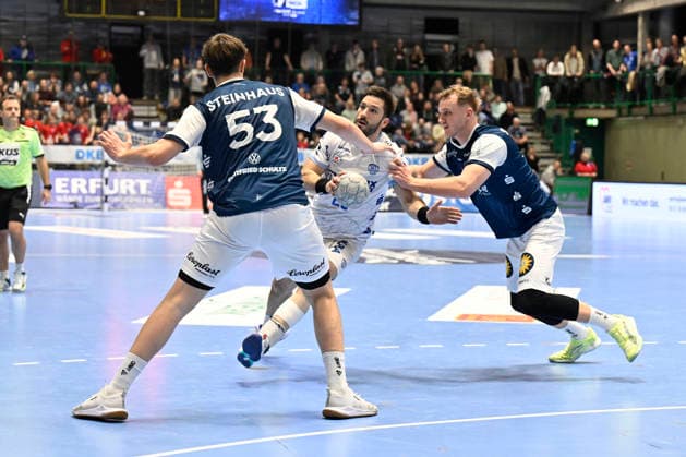 DAIKIN 1.Handball - Bundesliga - 25 26 - 18. Spieltag: Bergischer HC - TBV Lemgo Lippe am 20.12.2025 in der Uni-Halle in Wuppertal Soeren Servos ( 6 Bergischer HC)) und Sören Steinhaus ( 53 Bergischer HC) gegen Tim Suton ( 23 TBV Lemgo)
