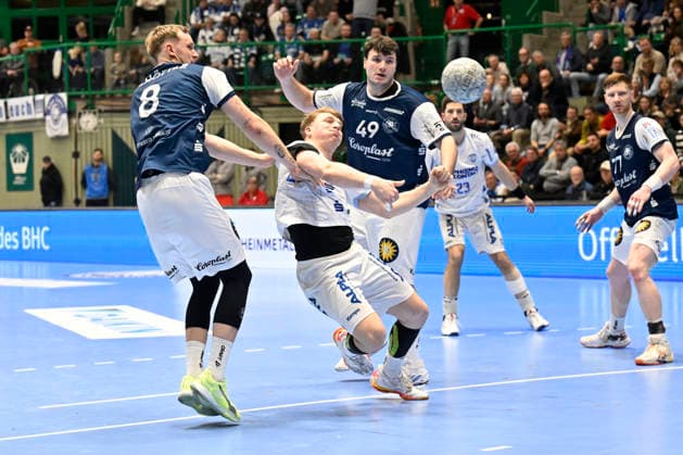DAIKIN 1.Handball - Bundesliga - 25 26 - 18. Spieltag: Bergischer HC - TBV Lemgo Lippe am 20.12.2025 in der Uni-Halle in Wuppertal Nico Schöttle ( 8 Bergischer HC) und Aron Seesing ( 49 Bergischer HC) gegen Lukas Hutecek ( 2 TBV Lemgo)