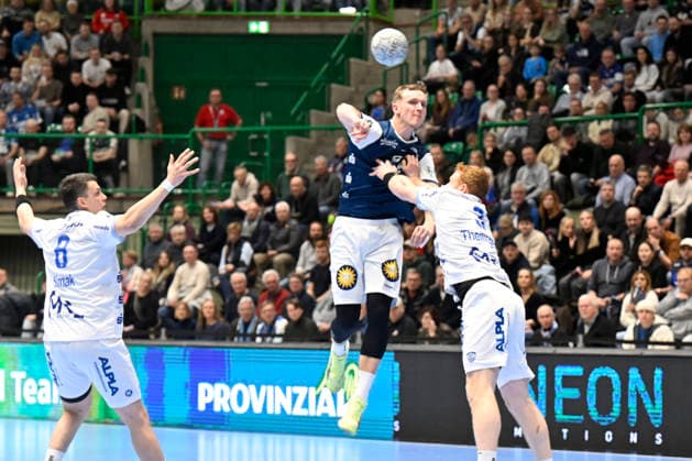 DAIKIN 1.Handball - Bundesliga - 25 26 - 18. Spieltag: Bergischer HC - TBV Lemgo Lippe am 20.12.2025 in der Uni-Halle in Wuppertal Nico Schöttle ( 8 Bergischer HC) gegen Nicolai Theilinger ( 3 TBV Lemgo)
