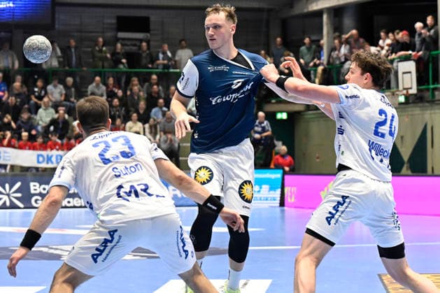 DAIKIN 1.Handball - Bundesliga - 25 26 - 18. Spieltag: Bergischer HC - TBV Lemgo Lippe am 20.12.2025 in der Uni-Halle in Wuppertal Joel Willecke ( 24 TBV Lemgo) und Tim Suton ( 23 TBV Lemgo) gegen Nico Schöttle ( 8 Bergischer HC)