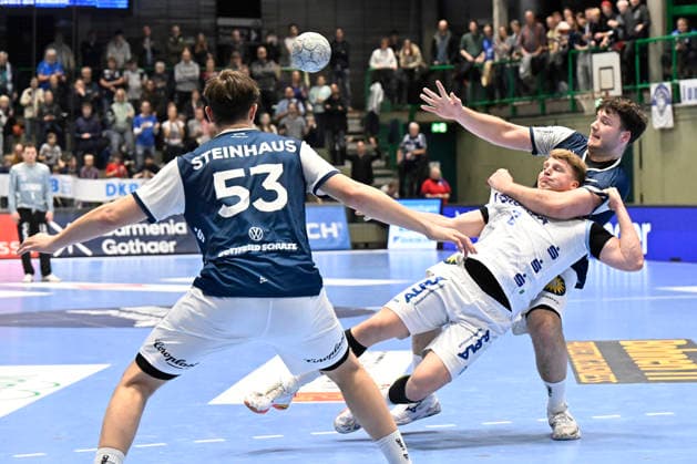 DAIKIN 1.Handball - Bundesliga - 25 26 - 18. Spieltag: Bergischer HC - TBV Lemgo Lippe am 20.12.2025 in der Uni-Halle in Wuppertal Aron Seesing ( 49 Bergischer HC) gegen Lukas Hutecek ( 2 TBV Lemgo)