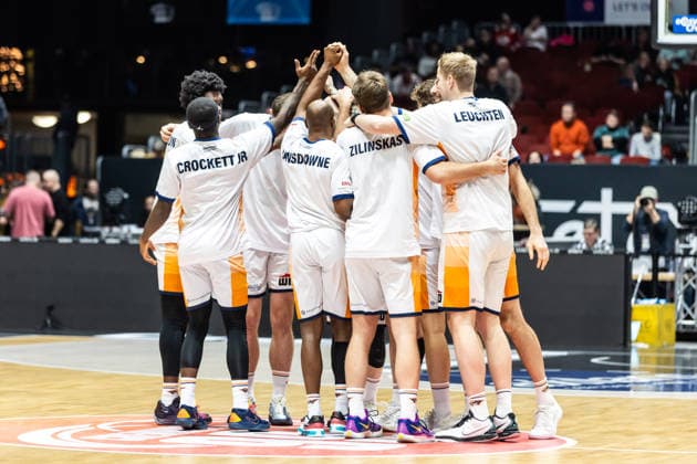 GER, easy-Credit Basketball-Bundesliga, Niners Chemnitz - Rostock Seawolves. 20.12.2025, Messe, Chemnitz, GER, easy-Credit Basketball-Bundesliga, Niners Chemnitz - Rostock Seawolves. Schulterschluss beim Team Rostock Seawolves Foto Alexander Trienitz Chemnitz Messe Sachsen Deutschland
