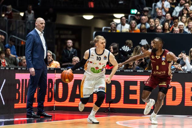 GER, easy-Credit Basketball-Bundesliga, Niners Chemnitz - Rostock Seawolves. 20.12.2025, Messe, Chemnitz, GER, easy-Credit Basketball-Bundesliga, Niners Chemnitz - Rostock Seawolves. Lukasz Kolenda (Rostock Seawolves 10), John Edward Newman III (Niners Chemnitz, 9) Foto Alexander Trienitz Chemnitz Messe Sachsen Deutschland