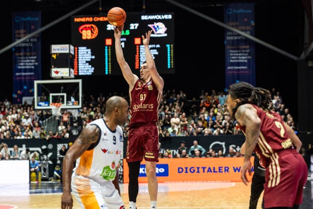 GER, easy-Credit Basketball-Bundesliga, Niners Chemnitz - Rostock Seawolves. 20.12.2025, Messe, Chemnitz, GER, easy-Credit Basketball-Bundesliga, Niners Chemnitz - Rostock Seawolves. Yordan Minchev (Niners Chemnitz, 91) Foto Alexander Trienitz Chemnitz Messe Sachsen Deutschland