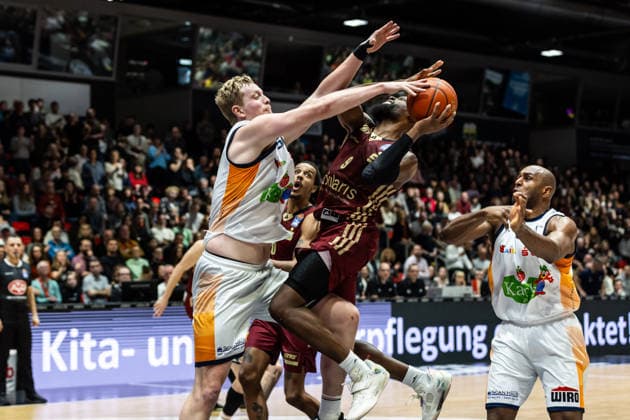 GER, easy-Credit Basketball-Bundesliga, Niners Chemnitz - Rostock Seawolves. 20.12.2025, Messe, Chemnitz, GER, easy-Credit Basketball-Bundesliga, Niners Chemnitz - Rostock Seawolves. John Edward Newman III (Niners Chemnitz, 9), Bent Leuchten (Rostock Seawolves 51) Foto Alexander Trienitz Chemnitz Messe Sachsen Deutschland