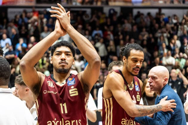 GER, easy-Credit Basketball-Bundesliga, Niners Chemnitz - Rostock Seawolves. 20.12.2025, Messe, Chemnitz, GER, easy-Credit Basketball-Bundesliga, Niners Chemnitz - Rostock Seawolves. Kostja Mushidi (Niners Chemnitz, 11) bedankt sich bei den Fans Foto Alexander Trienitz Chemnitz Messe Sachsen Deutschland