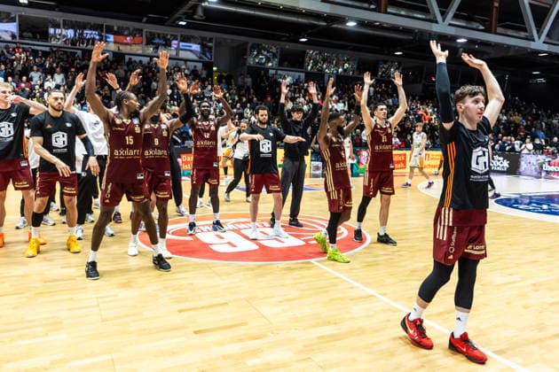 GER, easy-Credit Basketball-Bundesliga, Niners Chemnitz - Rostock Seawolves. 20.12.2025, Messe, Chemnitz, GER, easy-Credit Basketball-Bundesliga, Niners Chemnitz - Rostock Seawolves. Luca Kellig (Niners Chemnitz, 13) mit dem Team bedanken sich bei den Fans Foto Alexander Trienitz Chemnitz Messe Sachsen Deutschland