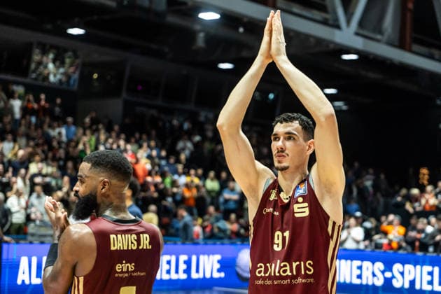 GER, easy-Credit Basketball-Bundesliga, Niners Chemnitz - Rostock Seawolves. 20.12.2025, Messe, Chemnitz, GER, easy-Credit Basketball-Bundesliga, Niners Chemnitz - Rostock Seawolves. Yordan Minchev (Niners Chemnitz, 91) bedankt sich bei den Fans Foto Alexander Trienitz Chemnitz Messe Sachsen Deutschland