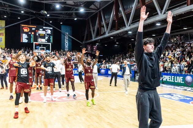 GER, easy-Credit Basketball-Bundesliga, Niners Chemnitz - Rostock Seawolves. 20.12.2025, Messe, Chemnitz, GER, easy-Credit Basketball-Bundesliga, Niners Chemnitz - Rostock Seawolves. Christopher Wahren (Niners Chemnitz, 52) bedankt sich bei den Fans mit dem Team Foto Alexander Trienitz Chemnitz Messe Sachsen Deutschland