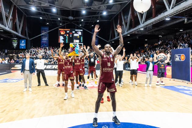 GER, easy-Credit Basketball-Bundesliga, Niners Chemnitz - Rostock Seawolves. 20.12.2025, Messe, Chemnitz, GER, easy-Credit Basketball-Bundesliga, Niners Chemnitz - Rostock Seawolves. Ty Brewer (Niners Chemnitz, 15) bedankt sich bei den Fans mit dem Team Foto Alexander Trienitz Chemnitz Messe Sachsen Deutschland