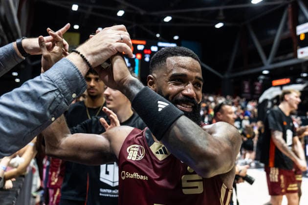 GER, easy-Credit Basketball-Bundesliga, Niners Chemnitz - Rostock Seawolves. 20.12.2025, Messe, Chemnitz, GER, easy-Credit Basketball-Bundesliga, Niners Chemnitz - Rostock Seawolves. Corey Davis Jr. (Niners Chemnitz, 5) bedankt sich bei den Fans Foto Alexander Trienitz Chemnitz Messe Sachsen Deutschland
