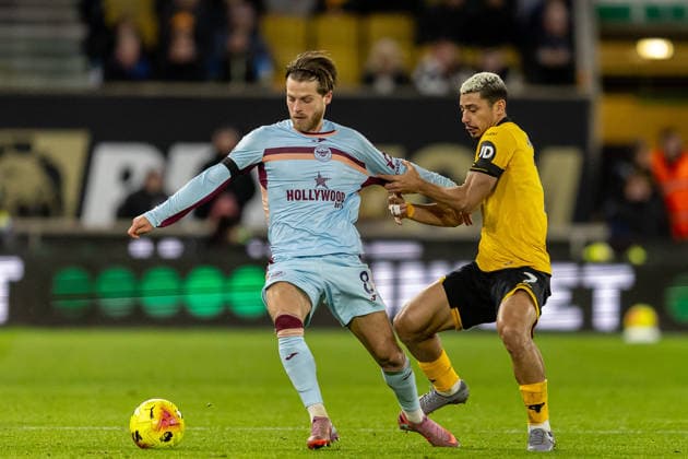 Wolverhampton Wanderers v Brentford Premier League 20 12 2025. Brentford midfielder Mathias Jensen (8) battles for possession with Wolverhampton Wanderers midfielder Andre (7) during the Premier League match between Wolverhampton Wanderers and Brentford at Molineux, Wolverhampton, England on 20 December 2025. Wolverhampton Molineux West Midlands England Editorial use only DataCo restrictions apply See www.football-dataco.com , Copyright: xManjitxNarotrax PSI-23446-0048