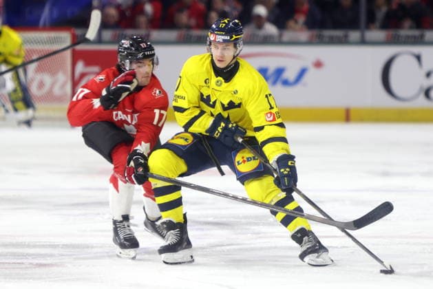 December 20, 2025, London, On, Canada: Sweden forward Valter Lindberg (right) carries the puck past Canada forward Jett Luchanko (17) during the first period of a IIHF World Junior Hockey Championship pre-tournament game in London, Ont., Saturday, December 20, 2025. Canada News - December 20, 2025  - ZUMAc35_ 20251220_zaf_c35_051 Copyright: xNicolexOsbornex