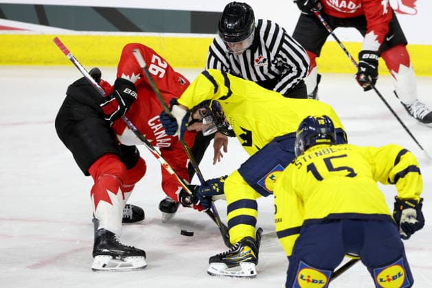December 20, 2025, London, On, Canada: Canada forward Cole Beaudoin (26) takes a face-off against Sweden during the first period of a IIHF World Junior Hockey Championship pre-tournament game in London, Ont., Saturday, December 20, 2025. Canada News - December 20, 2025  - ZUMAc35_ 20251220_zaf_c35_048 Copyright: xNicolexOsbornex