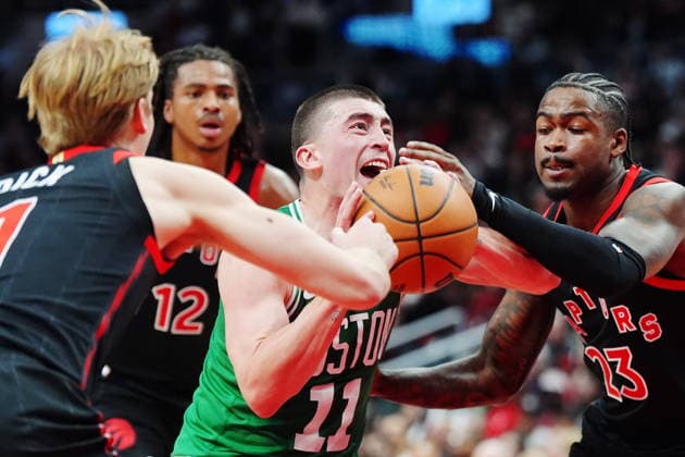 December 20, 2025, Toronto, On: Boston Celtics Payton Pritchard (11) drives between Toronto Raptors Gradey Dick (left to right) Collin Murray-Boyles (12) and Jamal Shead (23) during second half NBA, Basketball Herren, USA basketball action in Toronto on Saturday, Dec. 20, 2025. Canada News - December 20, 2025  - ZUMAc35_ 20251220_zaf_c35_064 Copyright: xFrankxGunnx