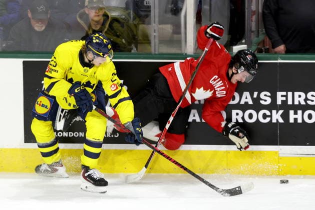 December 20, 2025, London, On, Canada: Sweden forward Eddie Genborg (25) checks Canada forward Cole Reschny (21) during the first period of a IIHF World Junior Hockey Championship pre-tournament game in London, Ont., Saturday, December 20, 2025. HKO-IIHF-Sweden-Canada 20251220  - ZUMAc35_ 20251220_zaf_c35_079 Copyright: xNicolexOsbornex