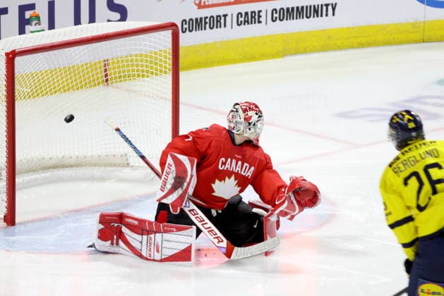 December 20, 2025, London, On, Canada: Sweden forward Jack Berglund (26) scores on Canada goaltender Jack Ivankovic (1) during the third period of a IIHF World Junior Hockey Championship pre-tournament game in London, Ont., Saturday, December 20, 2025. Canada News - December 20, 2025  - ZUMAc35_ 20251220_zaf_c35_085 Copyright: xNicolexOsbornex