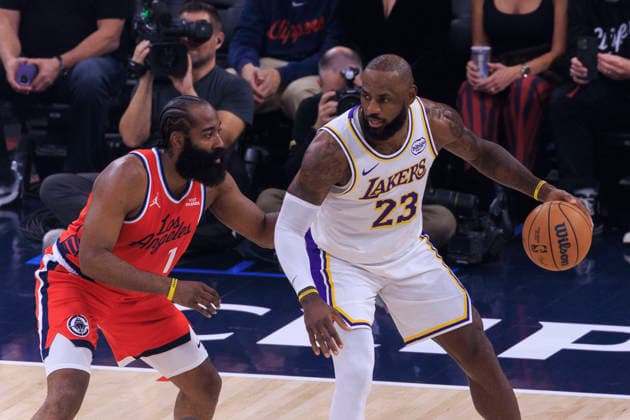 December 20, 2025, Inglewood, California, USA: James Harden 1 of the Los Angeles Clippers guards LeBron James 23 of the Los Angeles Lakers during their regular season NBA, Basketball Herren, USA game on Saturday December 20, 2025 at Intuit Dome in Inglewood, California. ARIANA RUIZ PI Inglewood USA - ZUMAp124 20251220_zaa_p124_012 Copyright: xArianaxRuizx