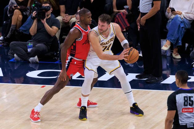 December 20, 2025, Inglewood, California, USA: Kris Dunn 8 of the Los Angeles Clippers guards Luka Doncic 77 of the Los Angeles Lakers during their regular season NBA, Basketball Herren, USA game on Saturday December 20, 2025 at Intuit Dome in Inglewood, California. Clippers defeat Lakers, 103-88. ARIANA RUIZ PI Inglewood USA - ZUMAp124 20251220_zaa_p124_029 Copyright: xArianaxRuizx