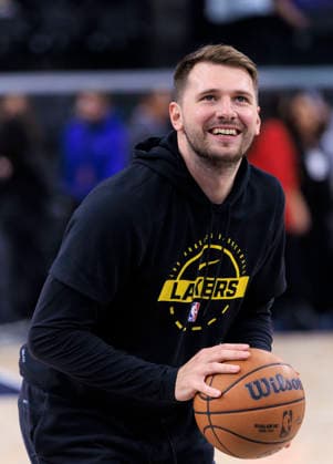 December 20, 2025, Inglewood, California, USA: Luka Doncic 77 of the Los Angeles Lakers warms up prior to their regular season NBA, Basketball Herren, USA game against the Los Angeles Clippers on Saturday December 20, 2025 at Intuit Dome in Inglewood, California. Clippers defeat Lakers, 103-88. ARIANA RUIZ PI Inglewood USA - ZUMAp124 20251220_zaa_p124_036 Copyright: xArianaxRuizx