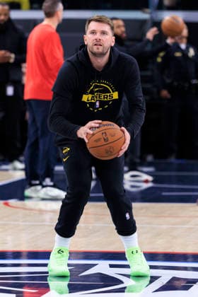 December 20, 2025, Inglewood, California, USA: Luka Doncic 77 of the Los Angeles Lakers warms up prior to their regular season NBA, Basketball Herren, USA game against the Los Angeles Clippers on Saturday December 20, 2025 at Intuit Dome in Inglewood, California. Clippers defeat Lakers, 103-88. ARIANA RUIZ PI Inglewood USA - ZUMAp124 20251220_zaa_p124_038 Copyright: xArianaxRuizx