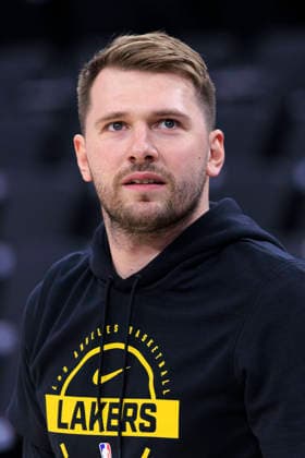 December 20, 2025, Inglewood, California, USA: Luka Doncic 77 of the Los Angeles Lakers warms up prior to their regular season NBA, Basketball Herren, USA game against the Los Angeles Clippers on Saturday December 20, 2025 at Intuit Dome in Inglewood, California. Clippers defeat Lakers, 103-88. ARIANA RUIZ PI Inglewood USA - ZUMAp124 20251220_zaa_p124_040 Copyright: xArianaxRuizx
