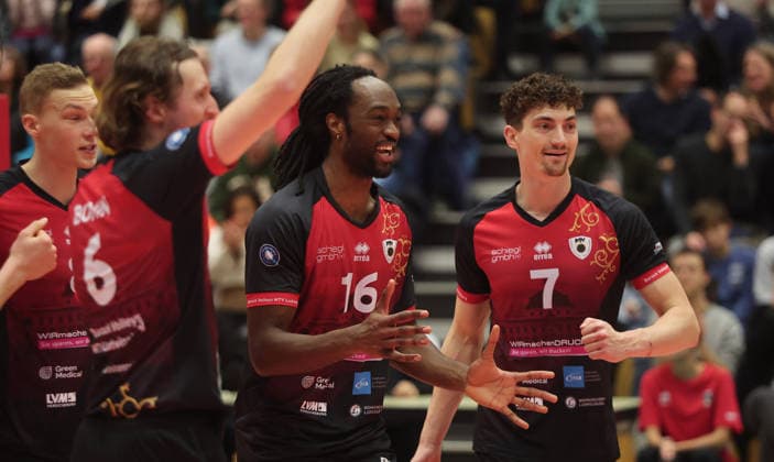Ludwigsburg , Volleyball Bundesliga , Barock Volleys MTV Ludwigsburg vs. SV Warnemünde , mitte: Nyherowo Omene ( Ludwigsburg ) , rechts: Tim Köpfli ( Ludwigsburg )
